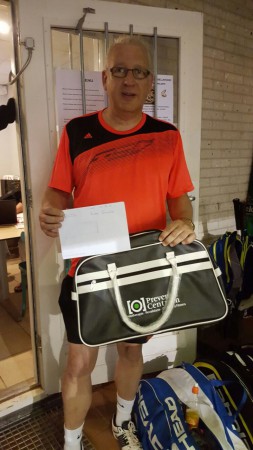 André Peterse met zijn sporttas met inhoud. 